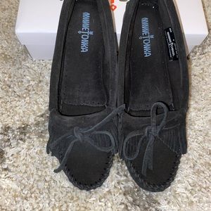Minnetonka Kilty Black Moccasin Slipper Size 8